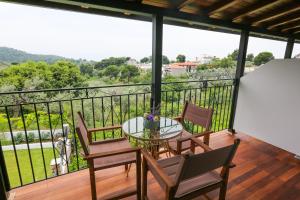 balcón con mesa, sillas y vistas en Skiathos Argento, en Kolios