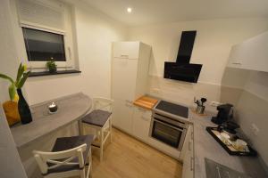 ベルンカステル・クースにあるFerienwohnung Moselの小さなキッチン(カウンター、テーブル付)