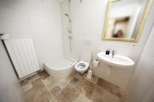 un bagno bianco con un water e un lavandino di Cozy Studio (102) close to Cornavin Train Station a Ginevra