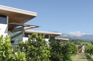 a house with a view of the mountains at Posada Cañaveral in Ujarrás