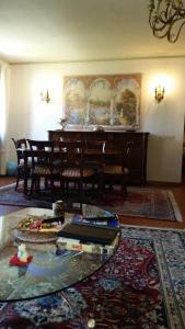 een woonkamer met een tafel en een eetkamer bij Casa Vittoria in Corsanico-Bargecchia