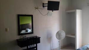 TV a/nebo společenská místnost v ubytování Hotel Real Colonial