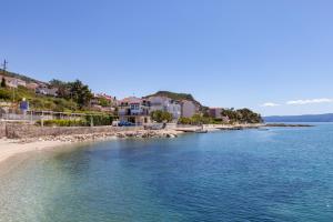 a view of a beach with houses and the water at Rooms Marinac in Podstrana