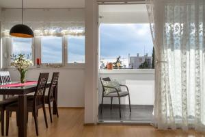 comedor con mesa, sillas y ventana en Apartment Spalato, en Split