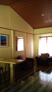 ein Wohnzimmer mit einem Tisch und einem Sofa in der Unterkunft Casa en zona tranquila y rural in Higueronal
