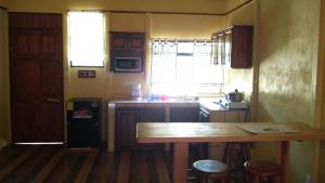 eine kleine Küche mit einem Holztisch und einer Arbeitsplatte in der Unterkunft Casa en zona tranquila y rural in Higueronal