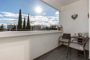 balcón con mesa, sillas y vistas en Apartment Spalato, en Split