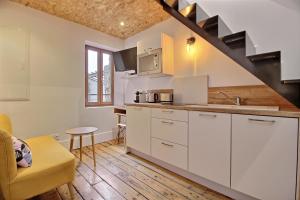 Virtuvė arba virtuvėlė apgyvendinimo įstaigoje Appartements Design Hypercentre