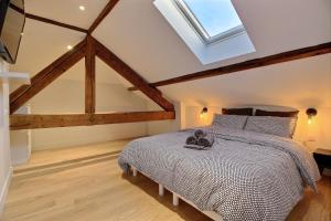Un dormitorio con una cama con un osito de peluche. en Appartements Design Hypercentre, en Toulouse