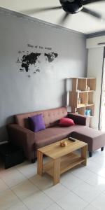 ein Wohnzimmer mit einem Sofa und einem Couchtisch in der Unterkunft DT Homestay floor level 4 in Malakka