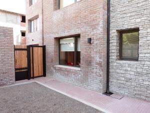 un edificio in mattoni con porta nera e finestre di Departamento Drury a San Martín de los Andes