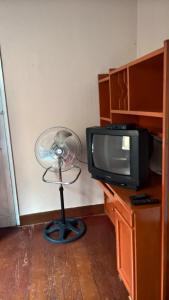 リマにあるアビタシオネス パラ エストゥディアンテス Y/o モチレロスのテレビの横にファンが備わる客室です。 +32枚の写真