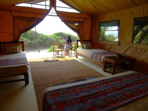 Rúm í herbergi á Back of Beyond Dune Camp Yala