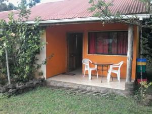 - une table et des chaises sur la terrasse couverte d'une maison dans l'établissement Cabañas Tangaroa y Hamea, à Hanga Roa
