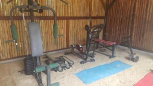 un gimnasio con varios equipos de ejercicio en una habitación en Anjiamarango Beach Resort en Nosy Be