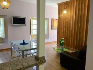 salon ze szklanym stołem i kanapą w obiekcie NATURA SUITE MÁLAGA w Maladze