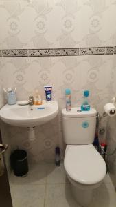 uma casa de banho com um WC e um lavatório em Addoha Apartment em Tânger