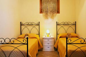 ドームス・デ・マリーアにあるvilla pascoliのテディベア2匹付きのベッドルーム内のベッド2台