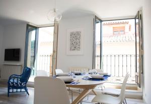 a dining room with a table and chairs at VIVIENDA DE USO TURÍSTICO CASA ABAD in Ávila