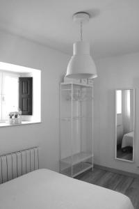 1 dormitorio con estante de cristal y espejo en VIVIENDA DE USO TURÍSTICO CASA ABAD, en Ávila