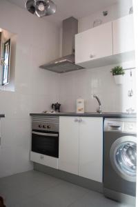 Kuchyň nebo kuchyňský kout v ubytování VIVIENDA DE USO TURÍSTICO CASA ABAD