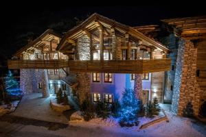 ヴァル・ディゼールにあるChalet Face - LES CHALETS COVARELのクリスマスツリーが目の前にある家