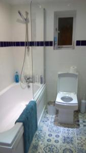 Um banheiro em Spacious Town Centre Flat
