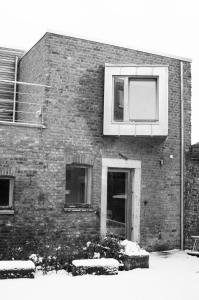 - un bâtiment en briques avec une fenêtre sur le côté dans l'établissement LaGrange-Chambres d'hôtes, à Liège