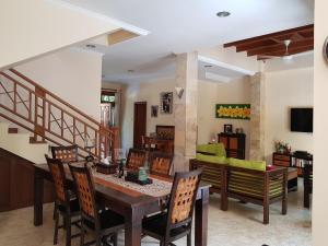 Restoranas ar kita vieta pavalgyti apgyvendinimo įstaigoje Villa Putu Mira By Maha Bali