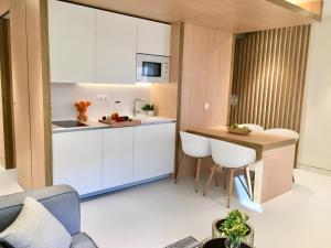 Кухня или мини-кухня в Inside Bilbao Apartments
