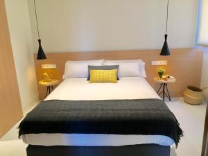 Кровать или кровати в номере Inside Bilbao Apartments