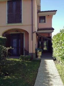 una casa con una pasarela que conduce a la puerta principal en casa di amici, en Campagnano di Roma
