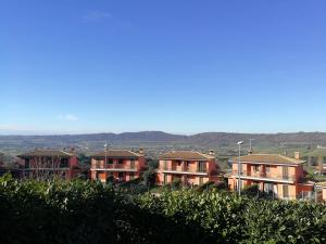 una fila de casas con montañas en el fondo en casa di amici, en Campagnano di Roma