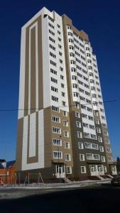 een groot wit gebouw met een grote bij Апартаменты в центре OrenRoom56 in Orenburg