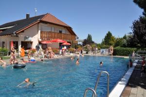 Bazén v ubytování Lug ins Land Restaurant & Ferienwohnungen nebo v jeho okolí