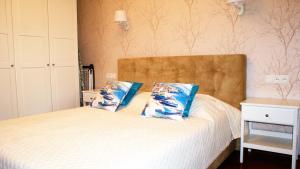 Un dormitorio con una cama con dos almohadas encima. en Apt Perlowy - Apartamenty Wypoczynkowe, en Jurata