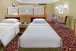 Postel nebo postele na pokoji v ubytování Makkah Hotel