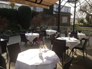 Warren Lodge tesisinde bir restoran veya yemek mekanı