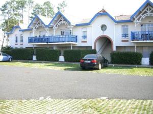 a black car parked in front of a house at 2 pieces a la teste de buch in La Teste-de-Buch