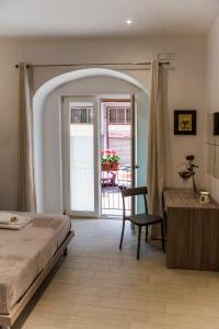 ein Schlafzimmer mit einem Bett, einem Tisch und einem Stuhl in der Unterkunft lungomare rooms in Castellammare di Stabia