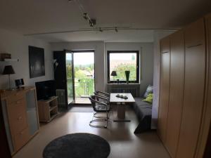 una sala de estar con un sofá y una mesa en schwarzwald-apartment, en Schönwald