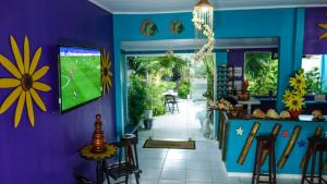 阿爾科巴薩的住宿－Pousada Girassol，墙上有足球比赛的房间