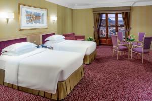 Postel nebo postele na pokoji v ubytování Makkah Hotel