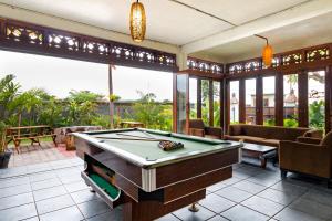Biliár nebo kulečník v ubytování Arton Resort & Beach Club