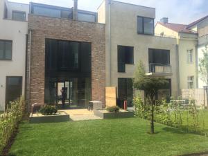 ein großes Backsteingebäude mit einer Rasenfläche davor in der Unterkunft An der Mauer 15 in Lübeck
