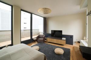 ein Schlafzimmer mit einem Bett und einem Flachbildfernseher in der Unterkunft An der Mauer 15 in Lübeck