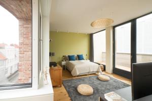 ein Schlafzimmer mit einem Bett und einem Fenster in der Unterkunft An der Mauer 15 in Lübeck