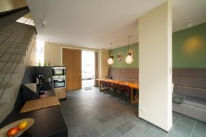 eine Küche mit Tisch und ein Esszimmer in der Unterkunft An der Mauer 15 in Lübeck