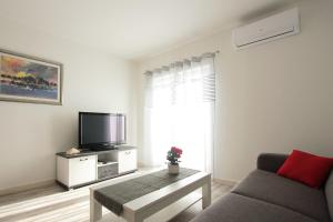 sala de estar con sofá y TV en Apartment Dea en Stobreč