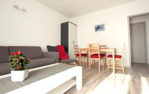 sala de estar con sofá, mesa y sillas en Apartment Dea en Stobreč